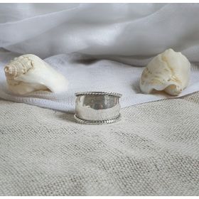טבעתכסף מעוצבת עם פסים מעוטרים